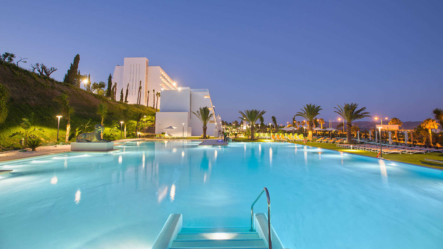 piscina grand hotel luxor