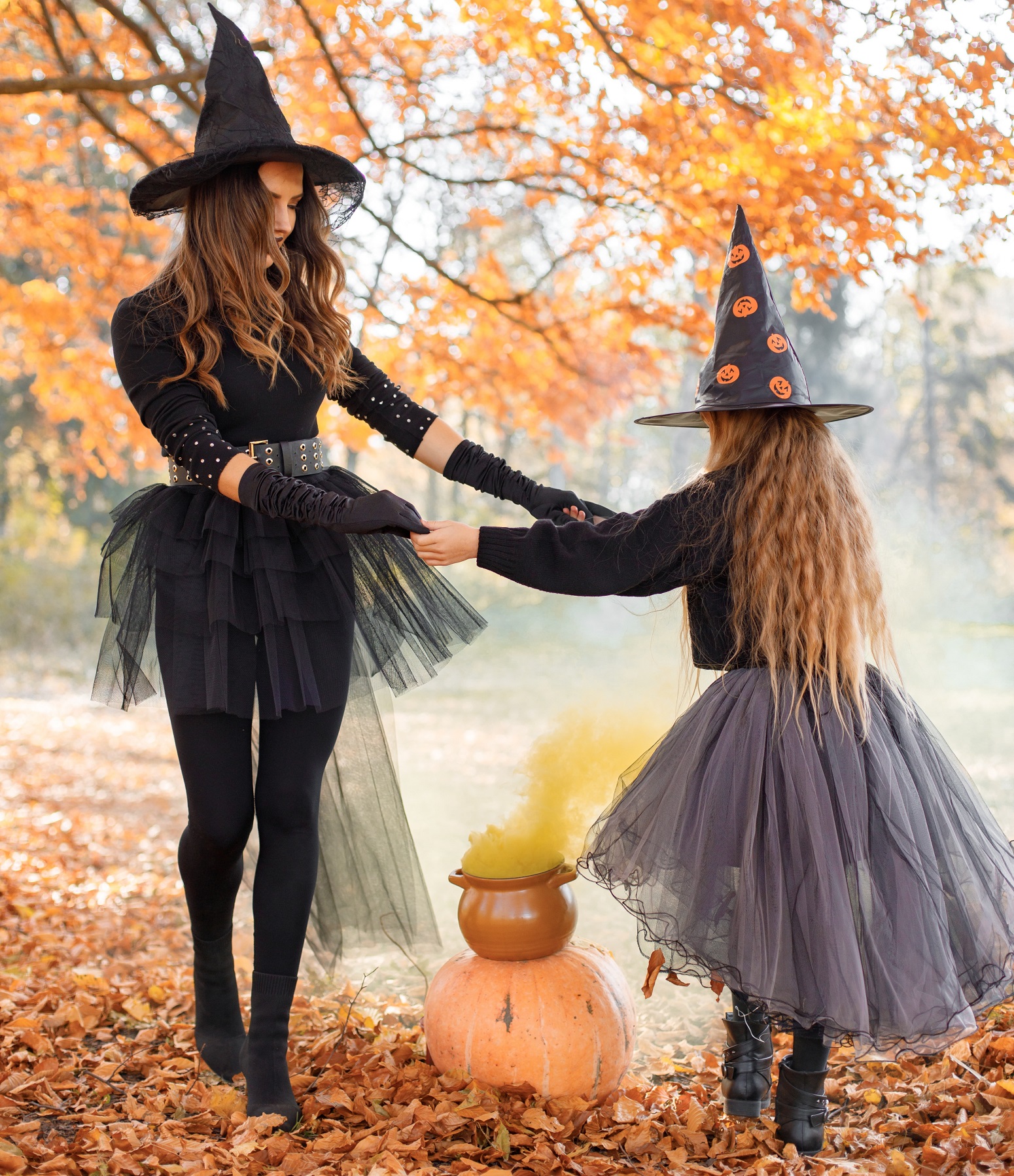 madre e hija en cazorla  puente noviembre halloween
