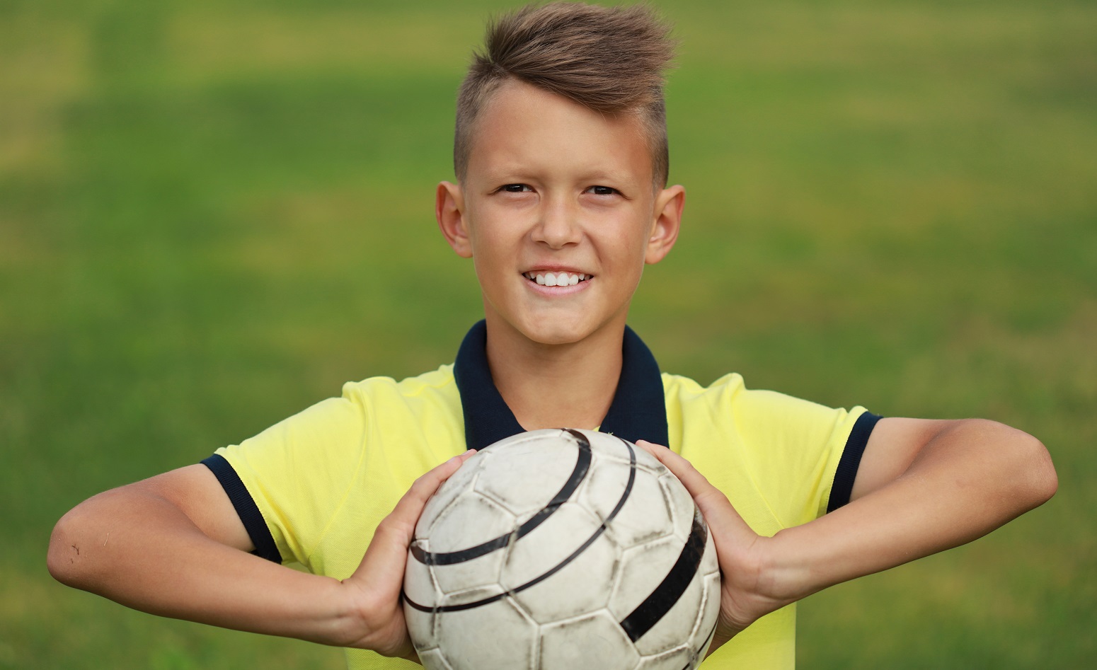 solo niño jugadro campus futbol