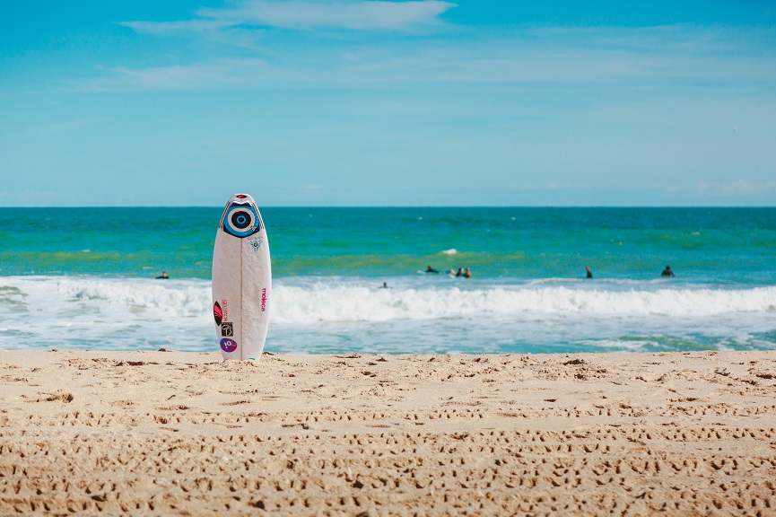 adolescentes en la playa verano 2020