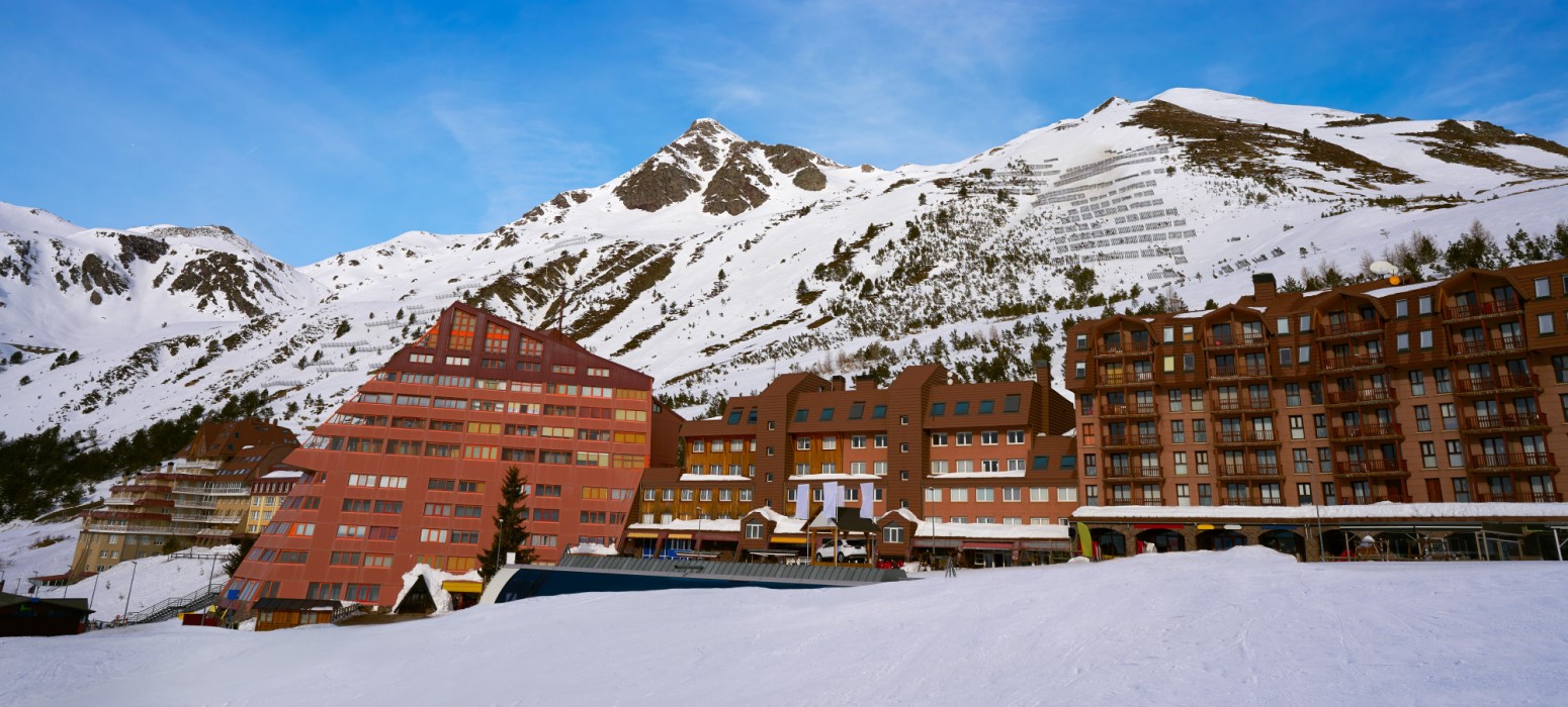 Pirineo aragon&eacute;s nevado en el valle del Arag&oacute;n, raquetas de nieve con ni&ntilde;os en Fin de A&ntilde;o