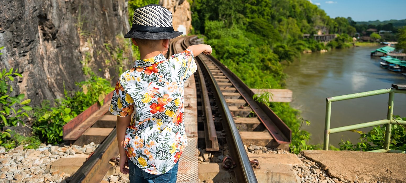 nino en las vias del mercado del tren de maeklong