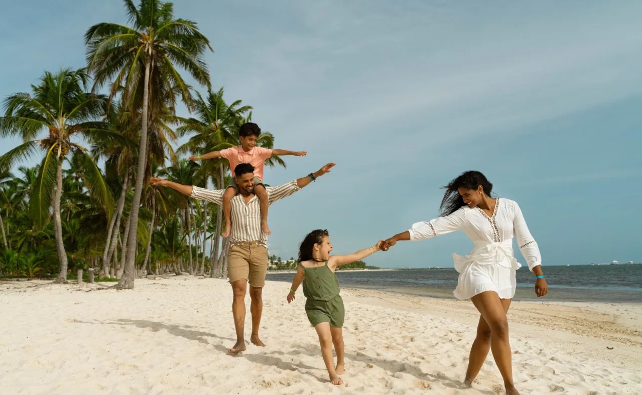 catalonia grand costa mujeres familia playa