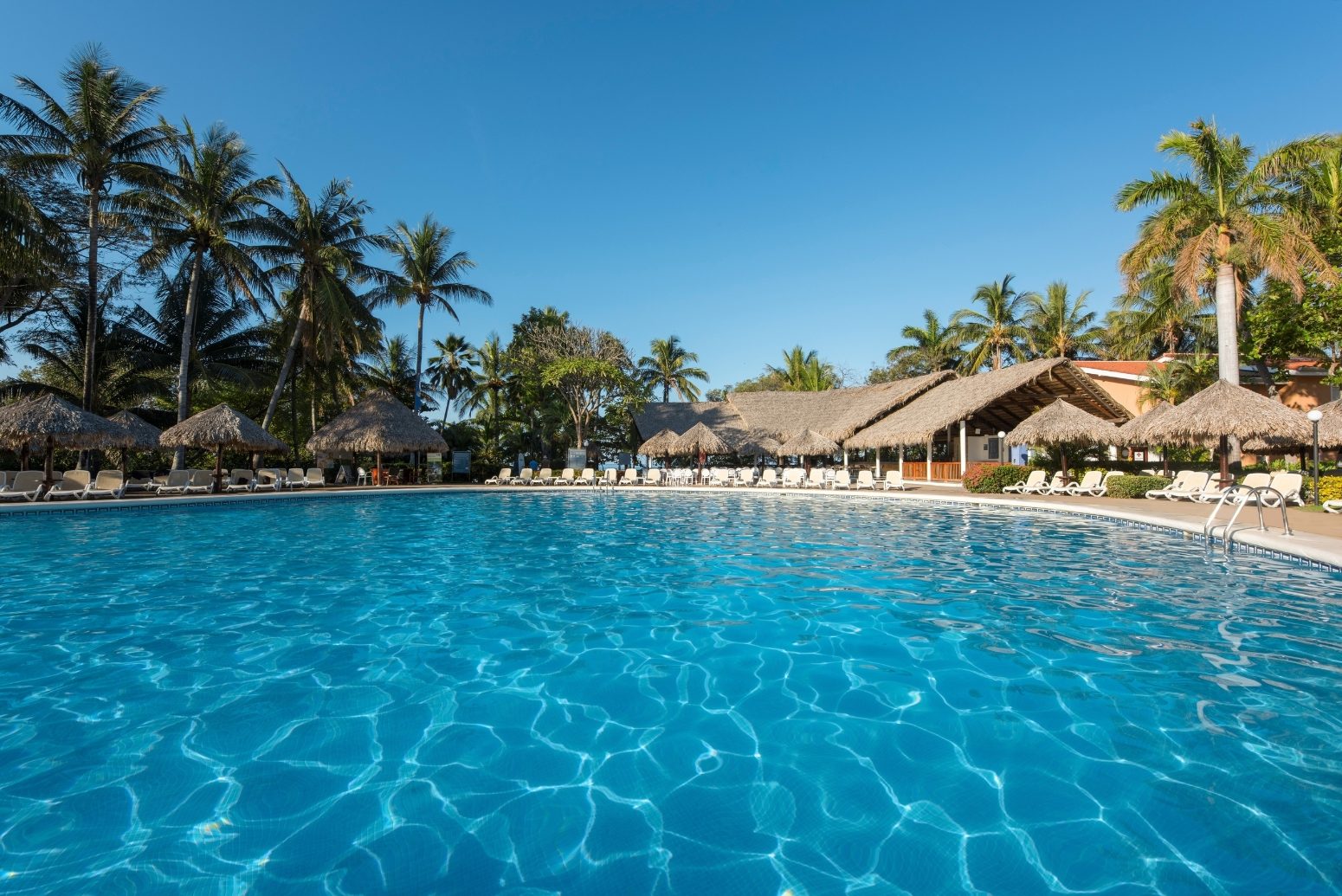 piscina occidental tamarindo