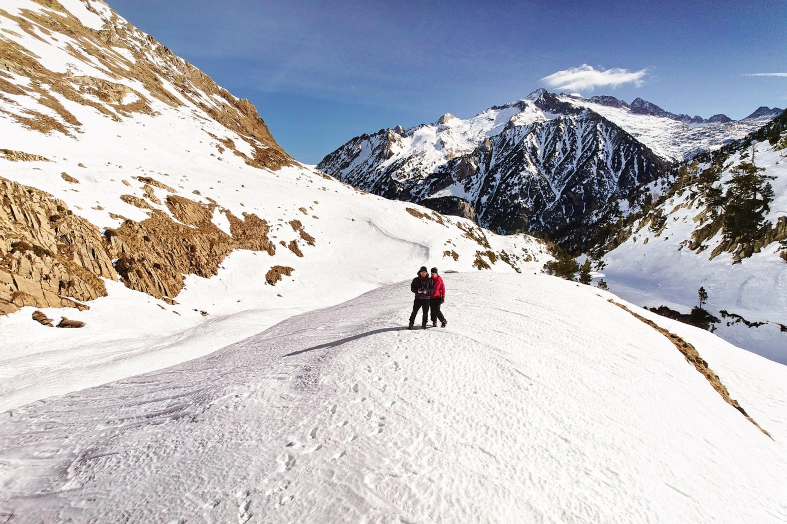 Paseo por la montaña nevada del Pirineo con niños