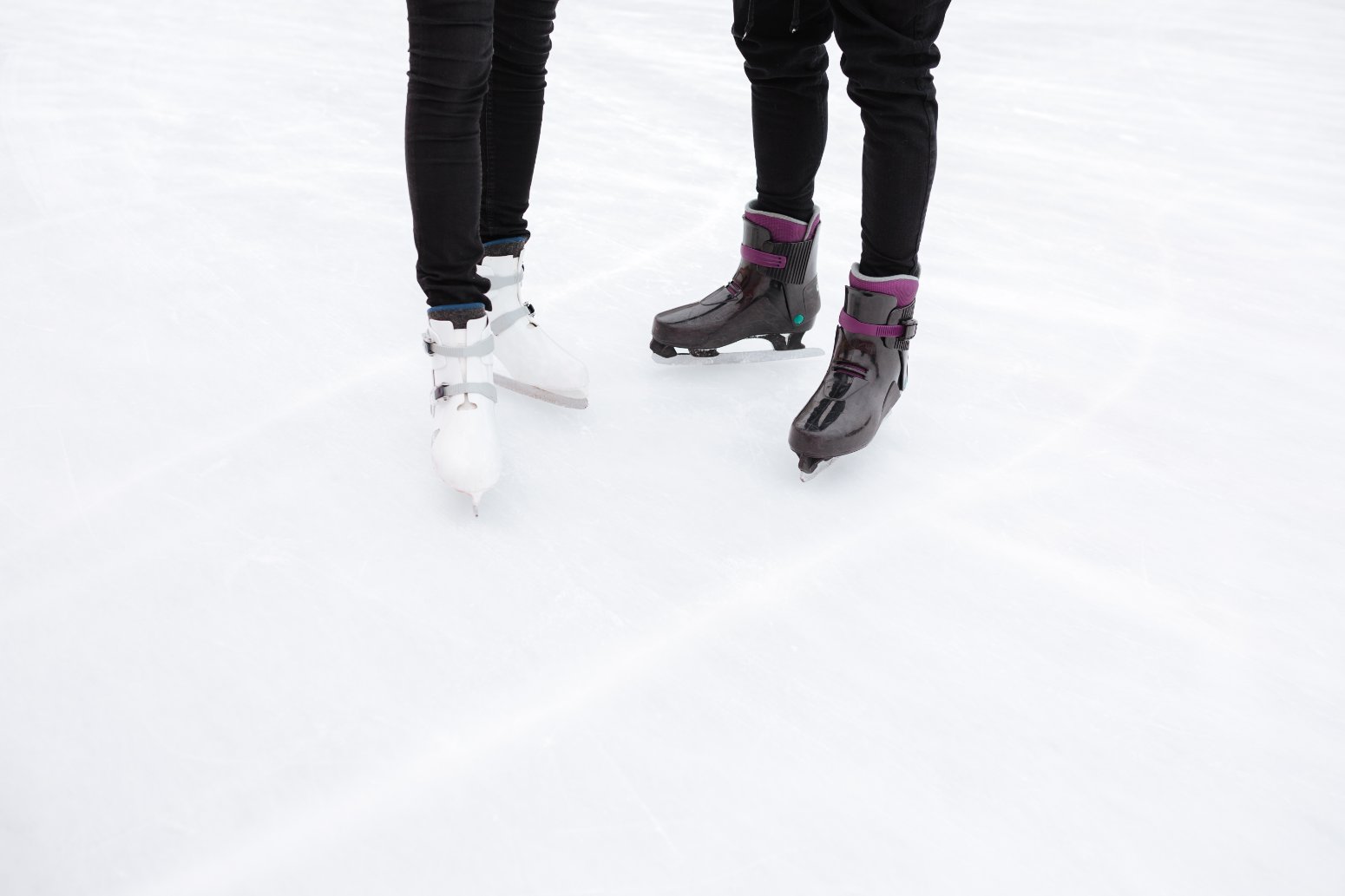 Patinaje sobre hielo en familia en el Palacio de Hielo de Jaca