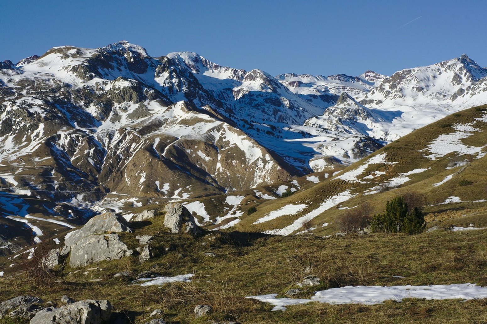 Pirineo aragonés nevado en invierno