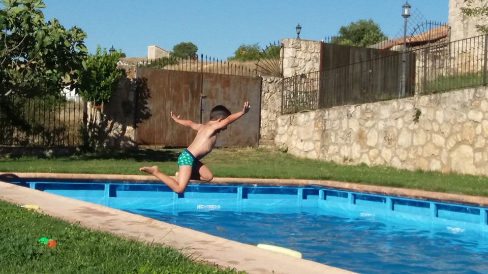 Begoña P Hotel Rural del Niño Verano 2017 Al agua en Valdeavellano